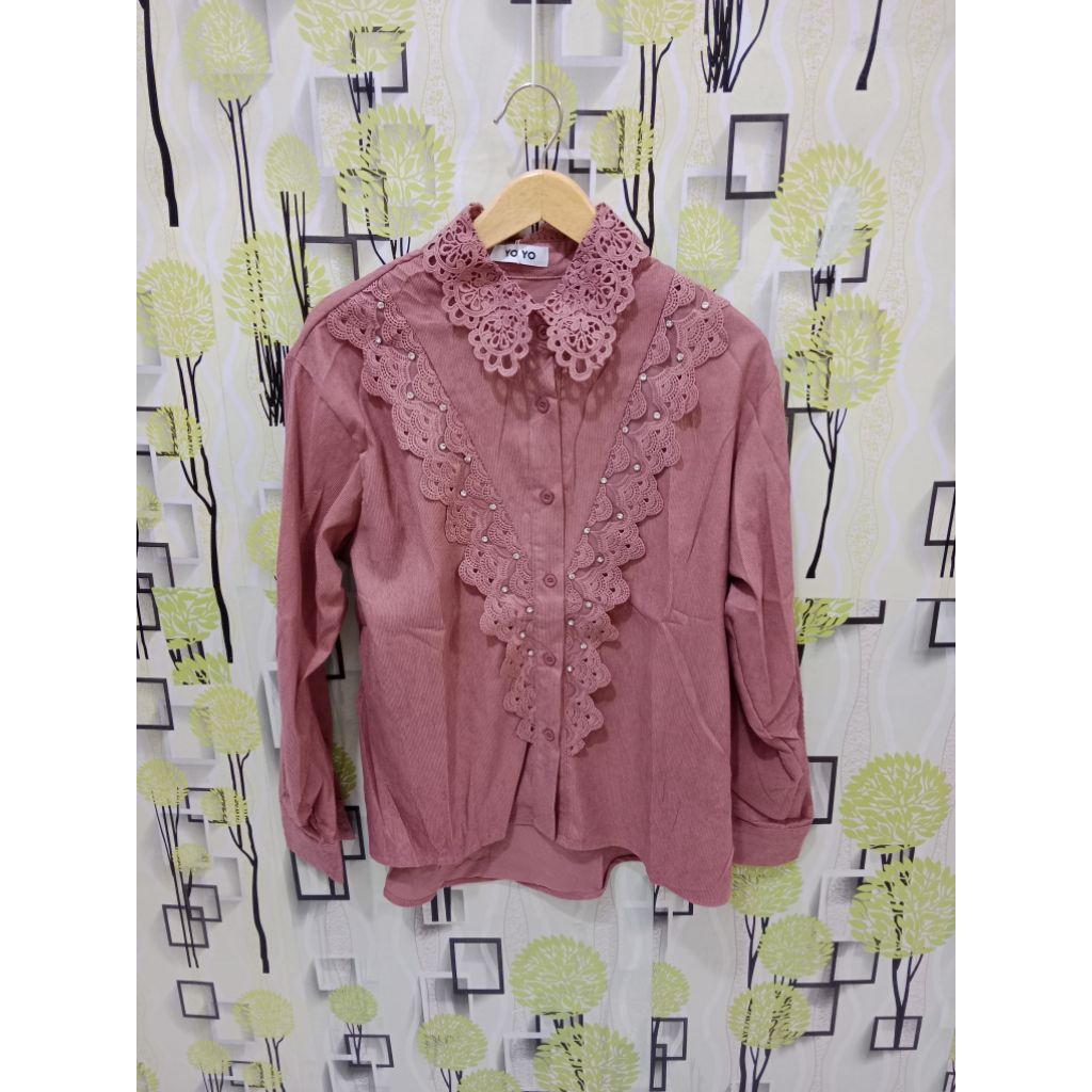 Baju atasan kemeja wanita modern terbaru bahan corduroy kombi renda motif berkerah Import