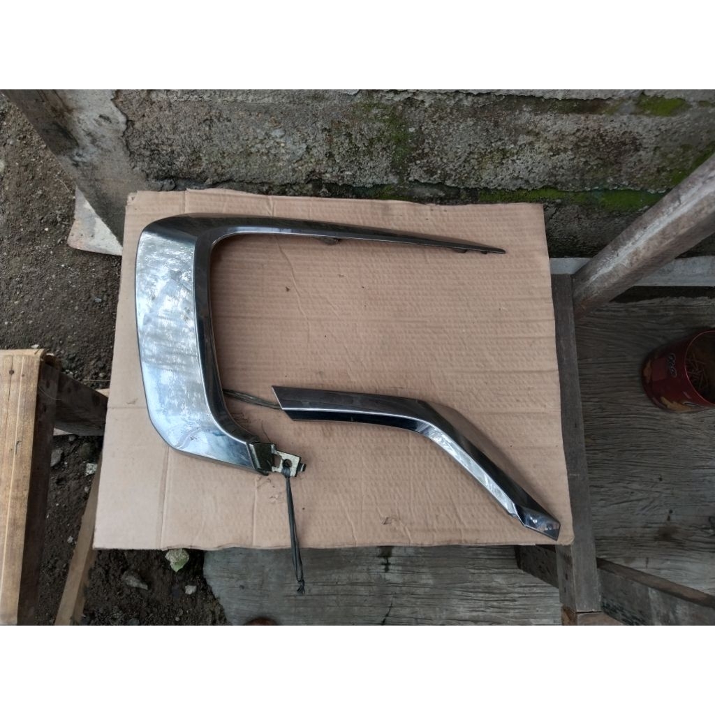 garnish/list bemper depan pajero 2018-2020 kiri