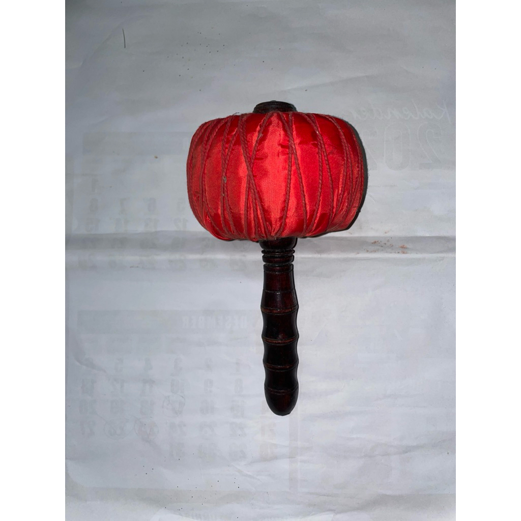 Tabuh Gong Gedhe (Pemukul Gong Besar)