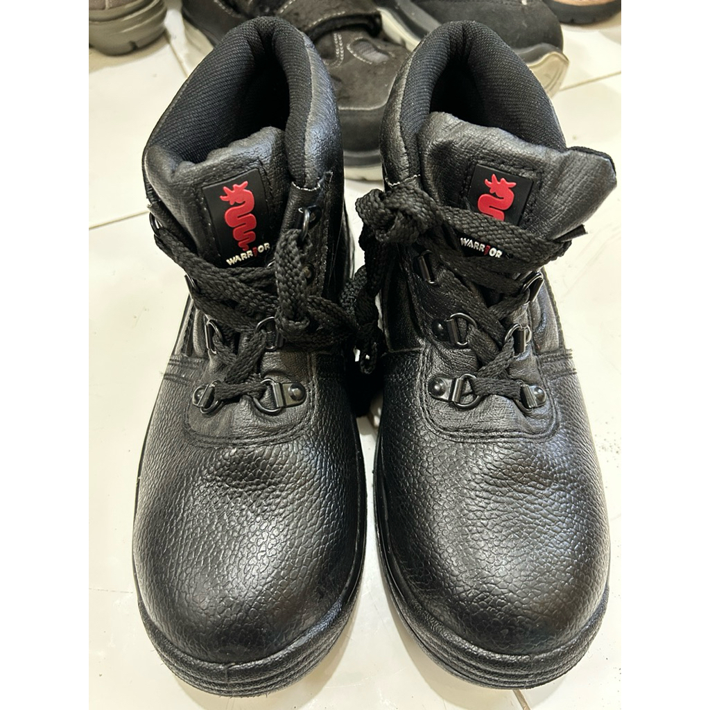 preowned Warrior safety shoes size 38