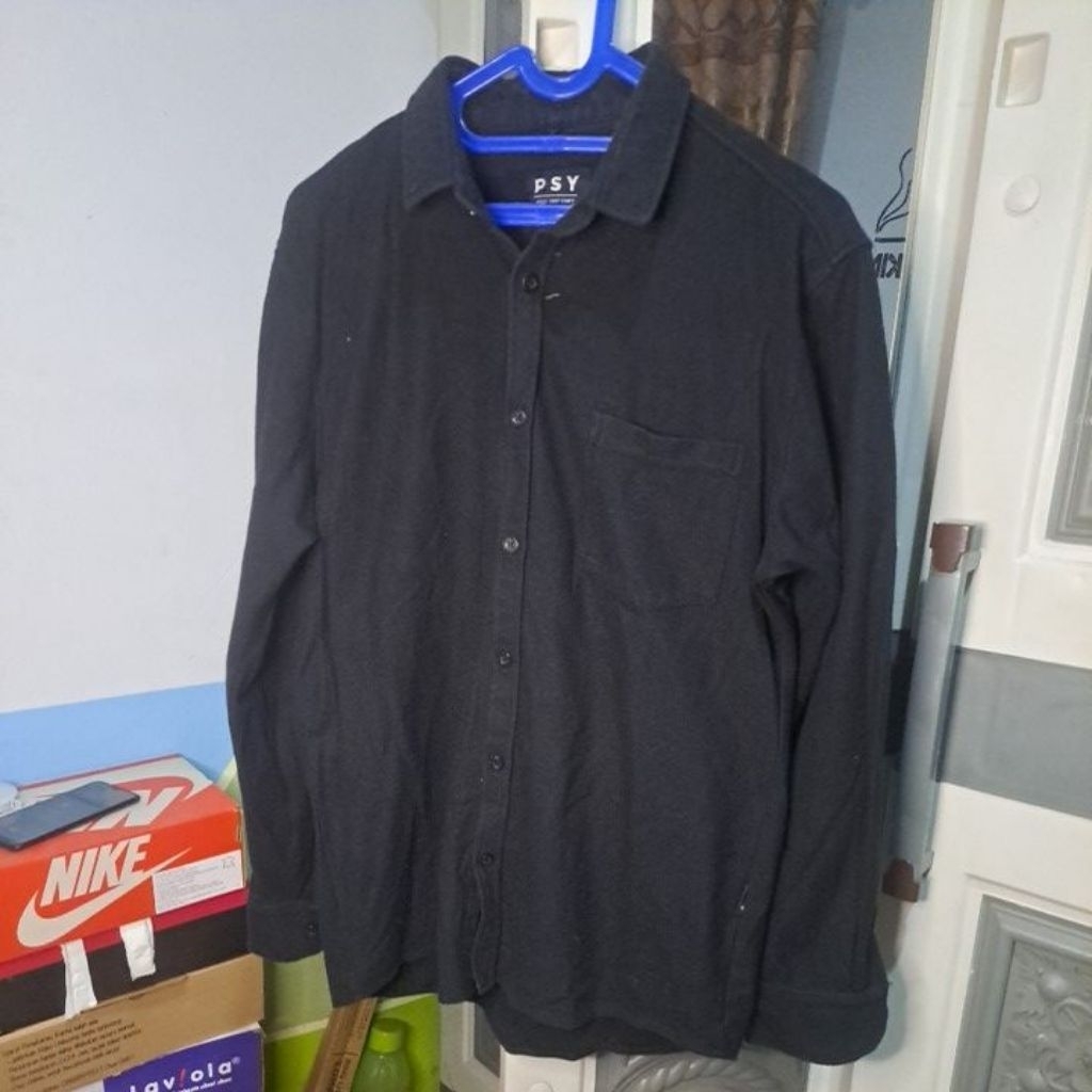kemeja hitam flanel