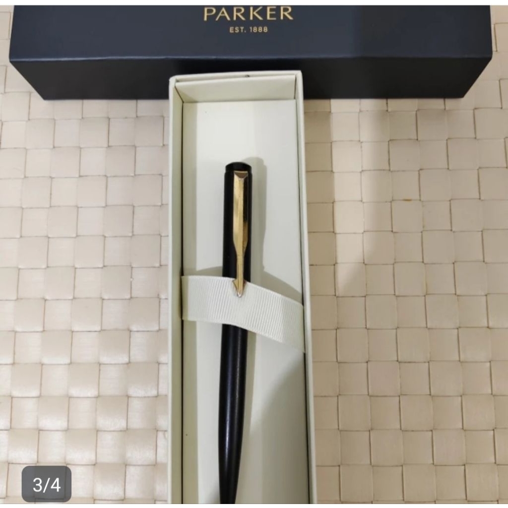 

Pulpen Parker Vector Matte Black Gold Trim [Limited Edition]