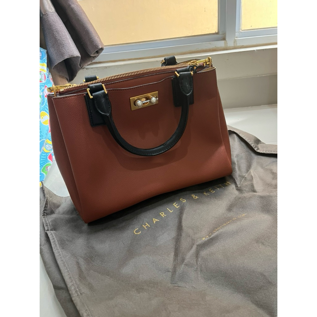 tas Charles n Keith coklat tali hitam