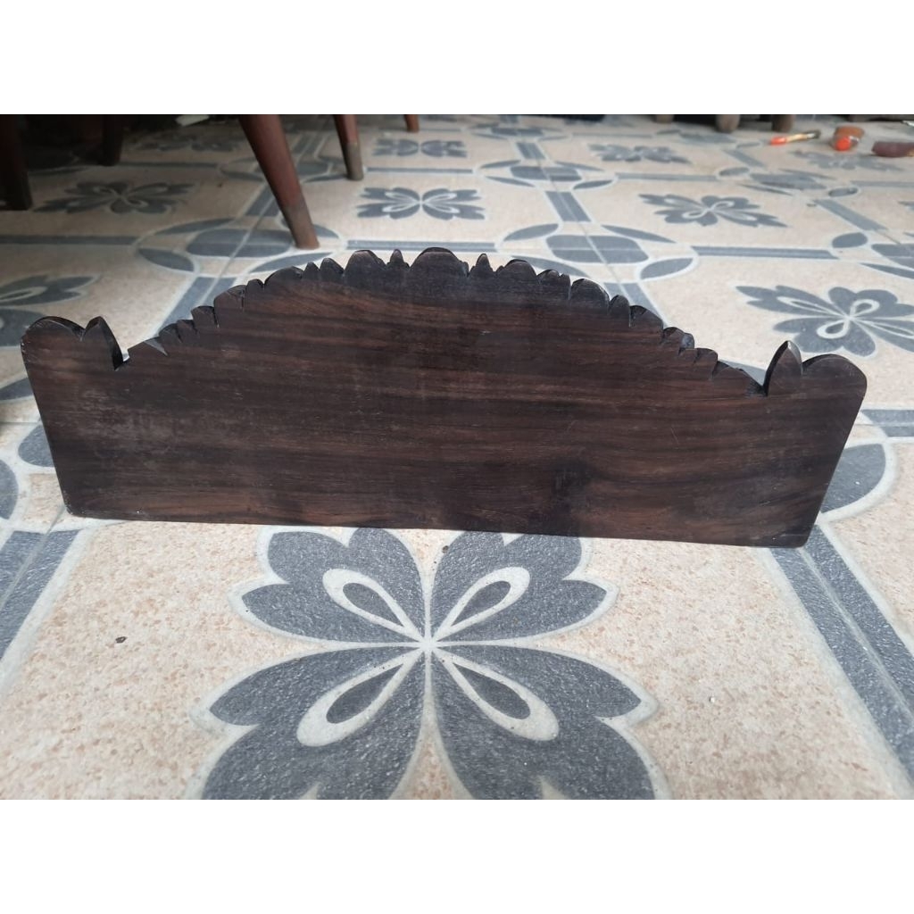 

papan nama di meja kayu sono keling