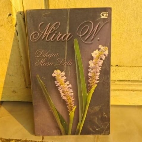 NOVEL DIKEJAR MASA LALU