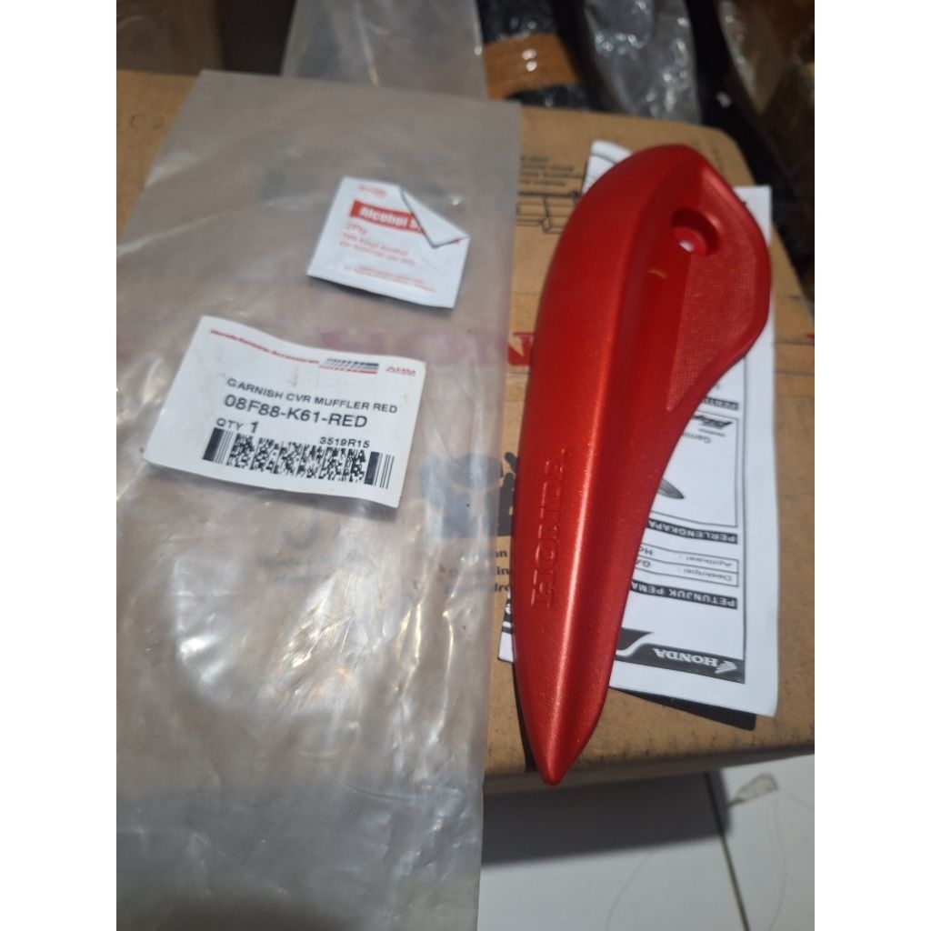 cover garnish tutup tameng knalpot honda beat bit pop merah original Ahm honda