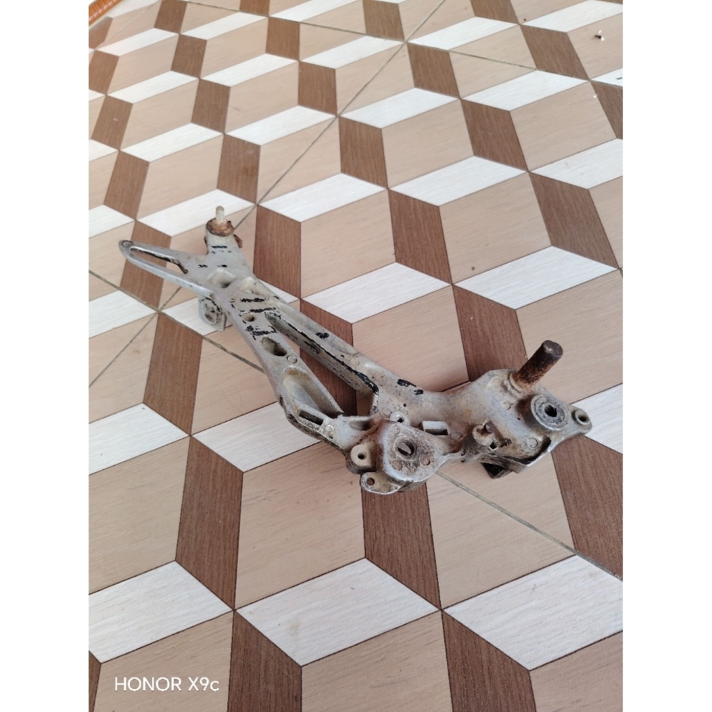 dudukan footstep foot step belakang kanan supra x125 x 125 batman doubel disck dd original ori asli 