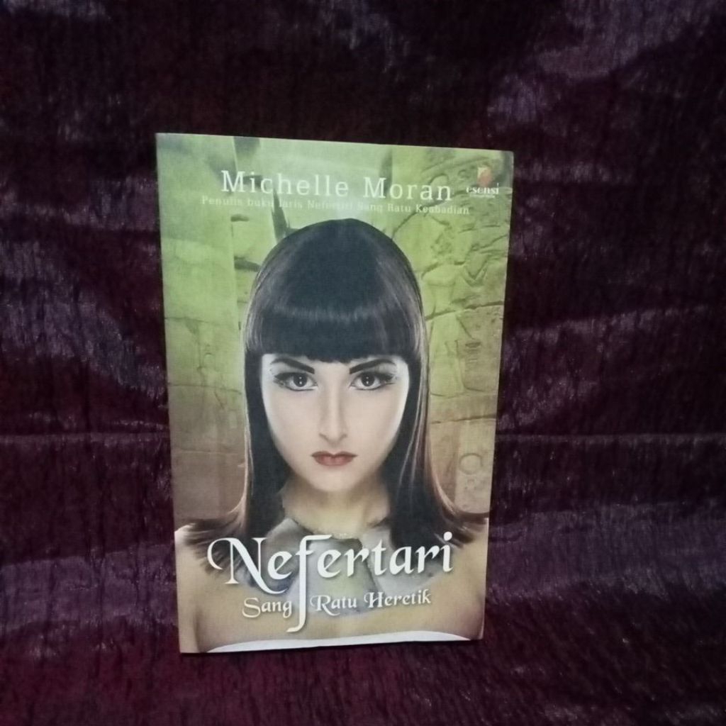 Nevertari sang Ratu Heretik by Michelle Moran