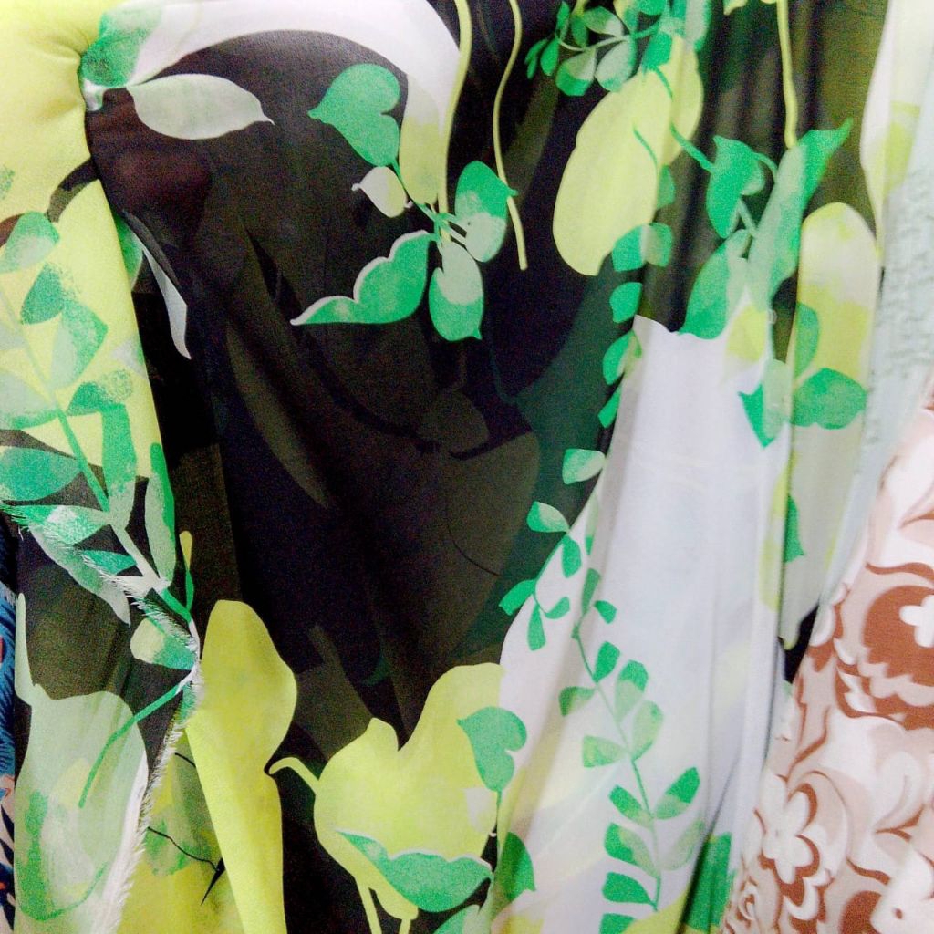 Kain Sifon Motif Daun Tropis – Warna Lime dan Hijau Segar
