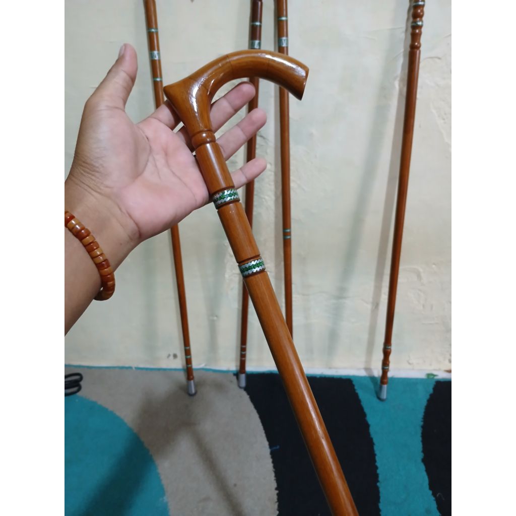 Tongkat jalan kayu ulin.