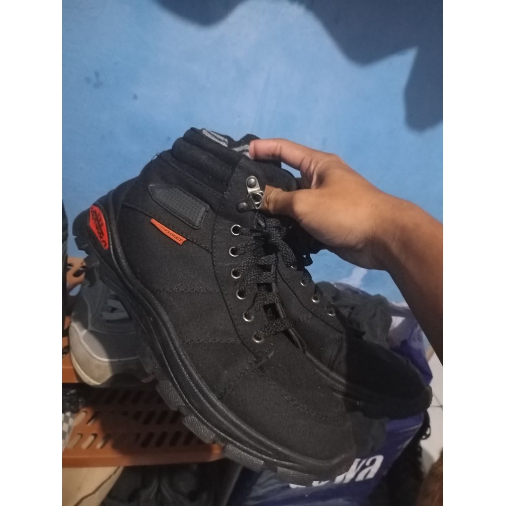 sepatu hiking aerostreet