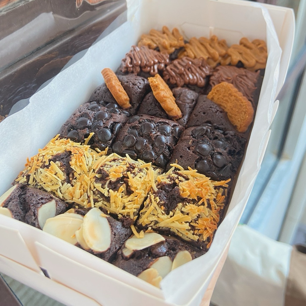 

CLASSIC BROWNIES (w/dark choco 70% + semi sweet) PREMIUM