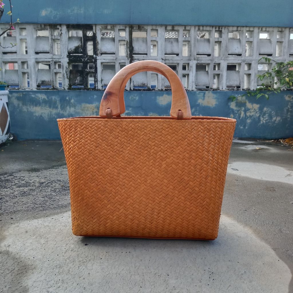 TAS ANYAMAN PANDAN KEPANG HANDLE KAYU / TAS ANYAMAN PANDAN HANDLE KAYU / TAS ANYAMAN PANDAN / TAS PA