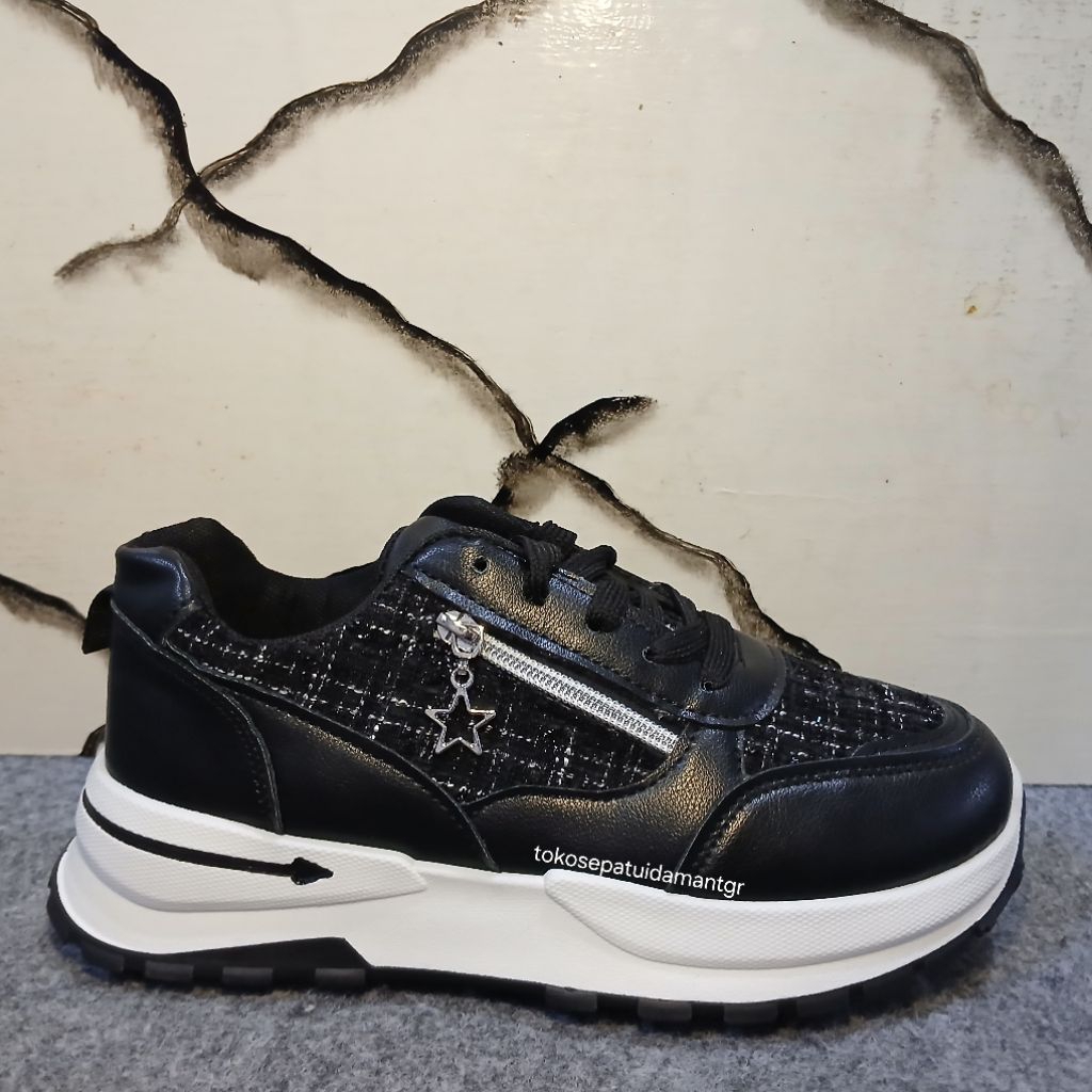 Sepatu Sneakers Wanita Spark