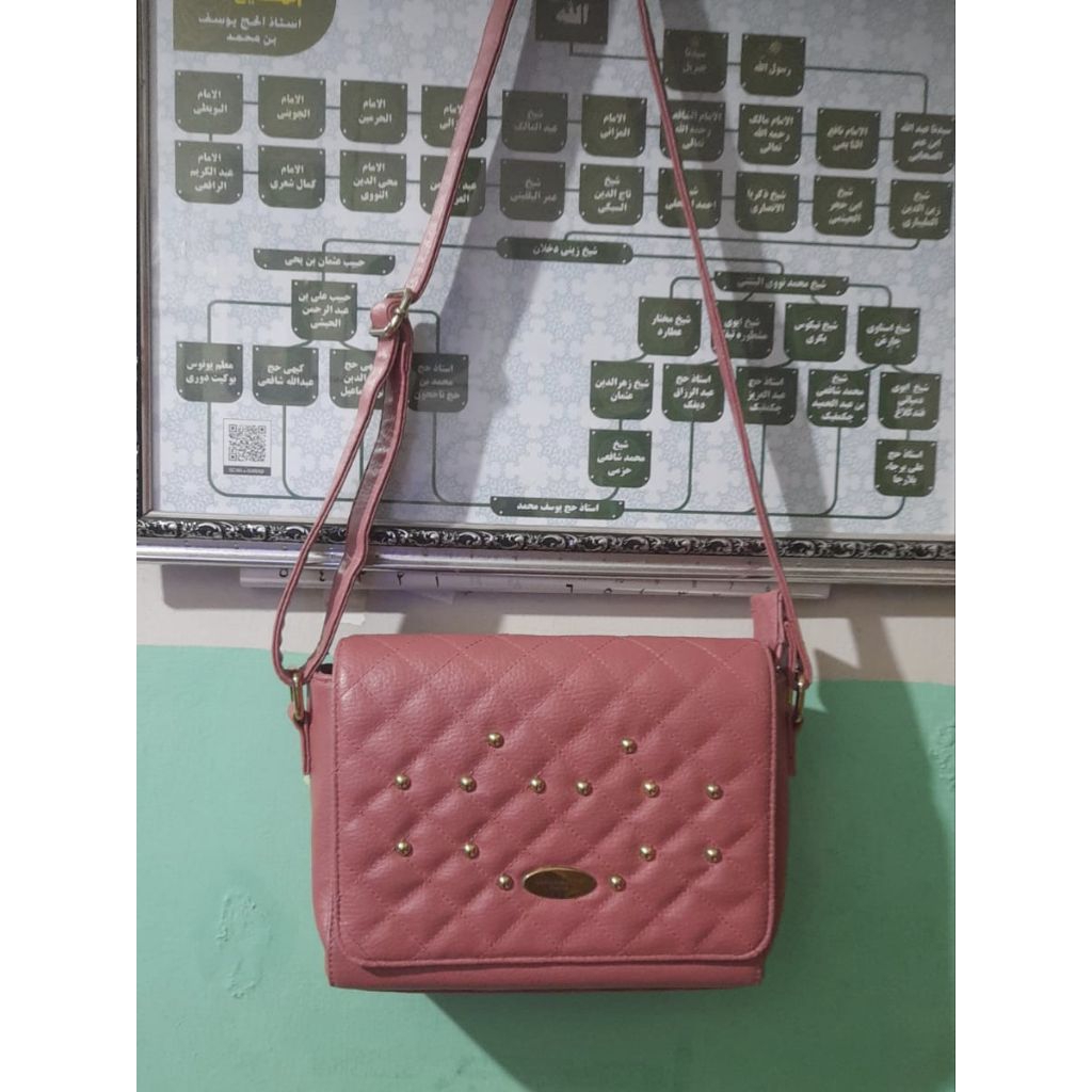 Tas Sophie Martin, Dress Gamis Kebaya, Sandal dan Sepatu Wanita, Kemeja, Sweater, Celana Jeans Edwin