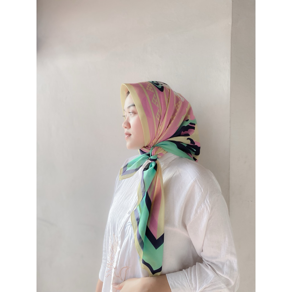 PRELOVED KERUDUNG WANITA ERRIN UGARU ORIGINAL / PRELOVED HIJAB DEENAY MOTIF ORIGINAL WANITA ERRIN UG