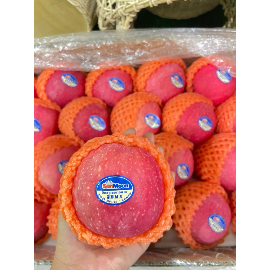 

buah apel fuji premium 900gr - 1 kilo pohon / sunmoon / widerways / fola ready stock