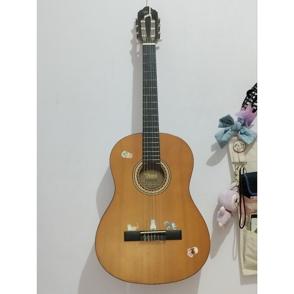 Gitar Akustik merk Valencia