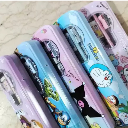 

TEMPAT PENSIL KALENG LPY99-8 KARAKTER SET 4 in1 PENSIL CASE MURAH TEMPAT PENSIL KALENG SET LPY 99-8