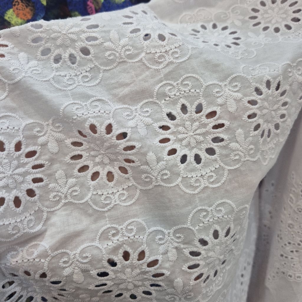 kain katun bordir bolong warna putih garment import-harga persetengah meter