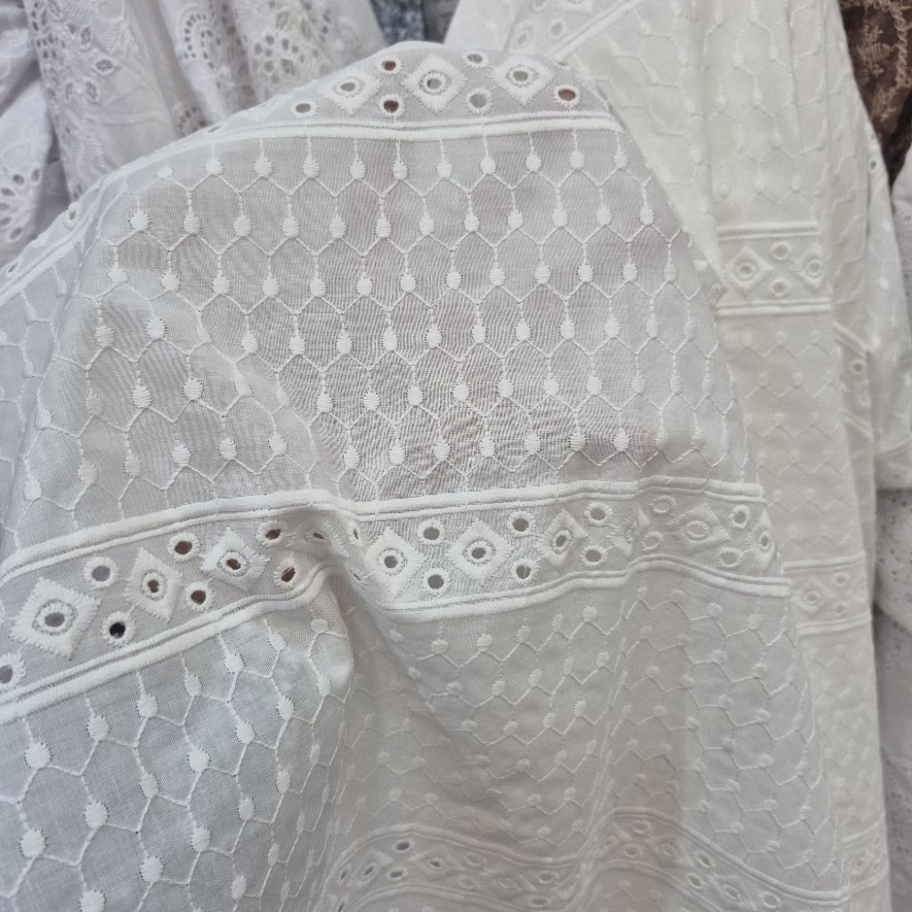kain katun bordir bolong-warna putih garment import-harga persetengah meter