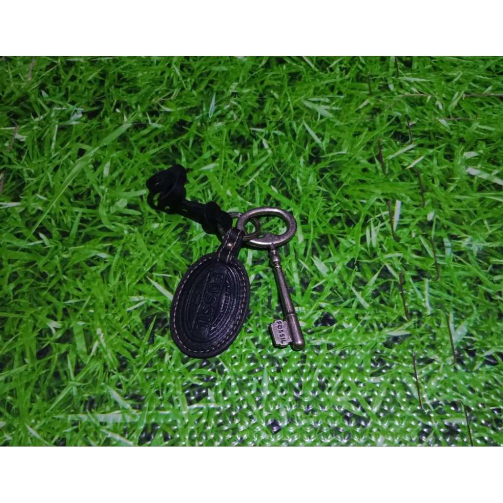 Fossil key fob hitam 10cm