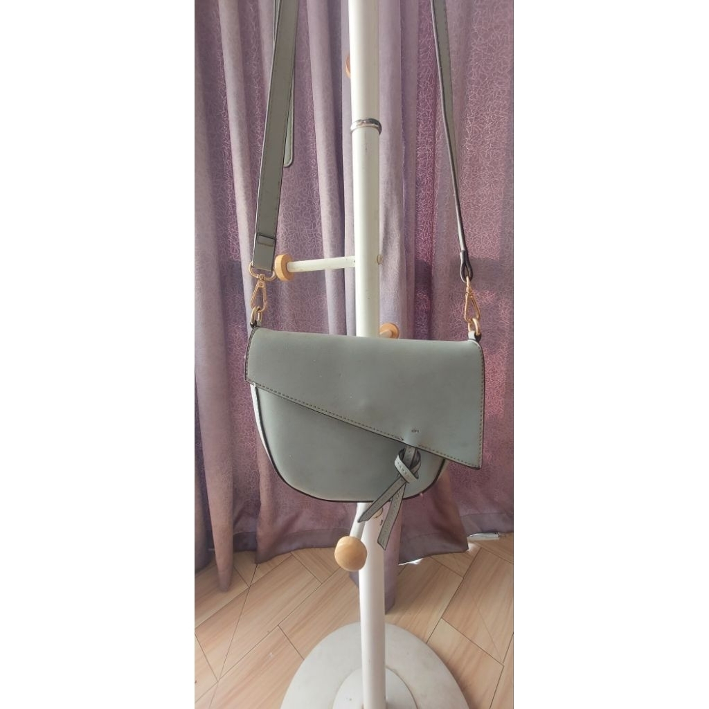 Preloved Tas slempang Lorica by Elizabeth