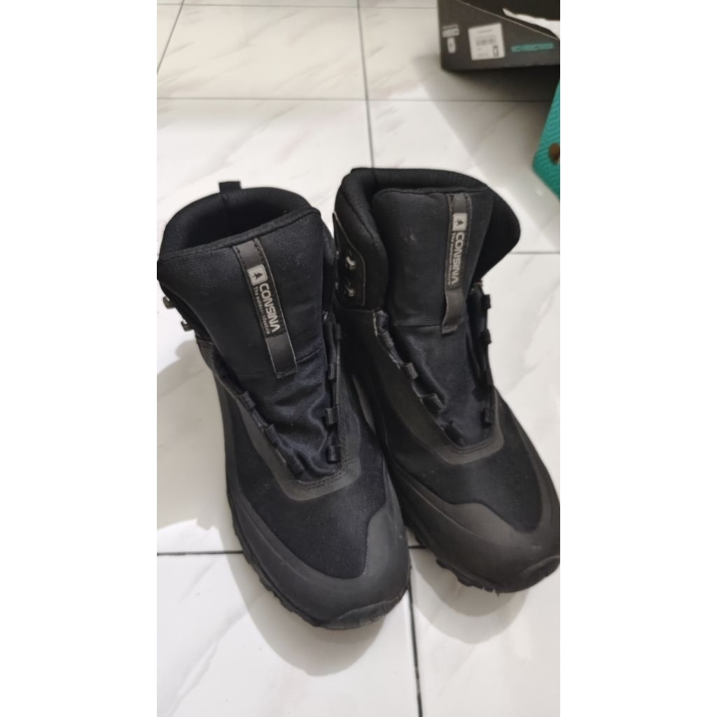 Sepatu gunung Consina