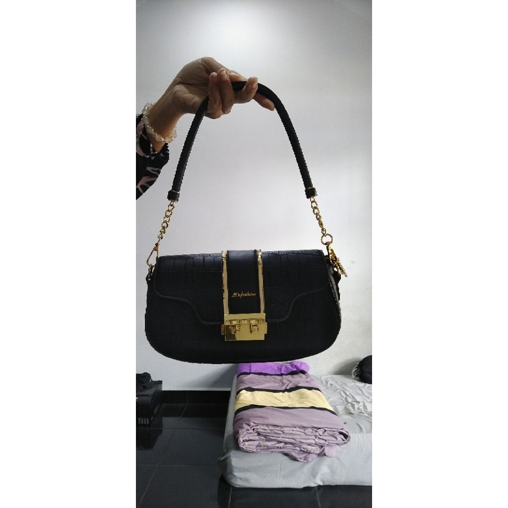 tas cantik wanita warna hitam bekas pakai kondisi bagus