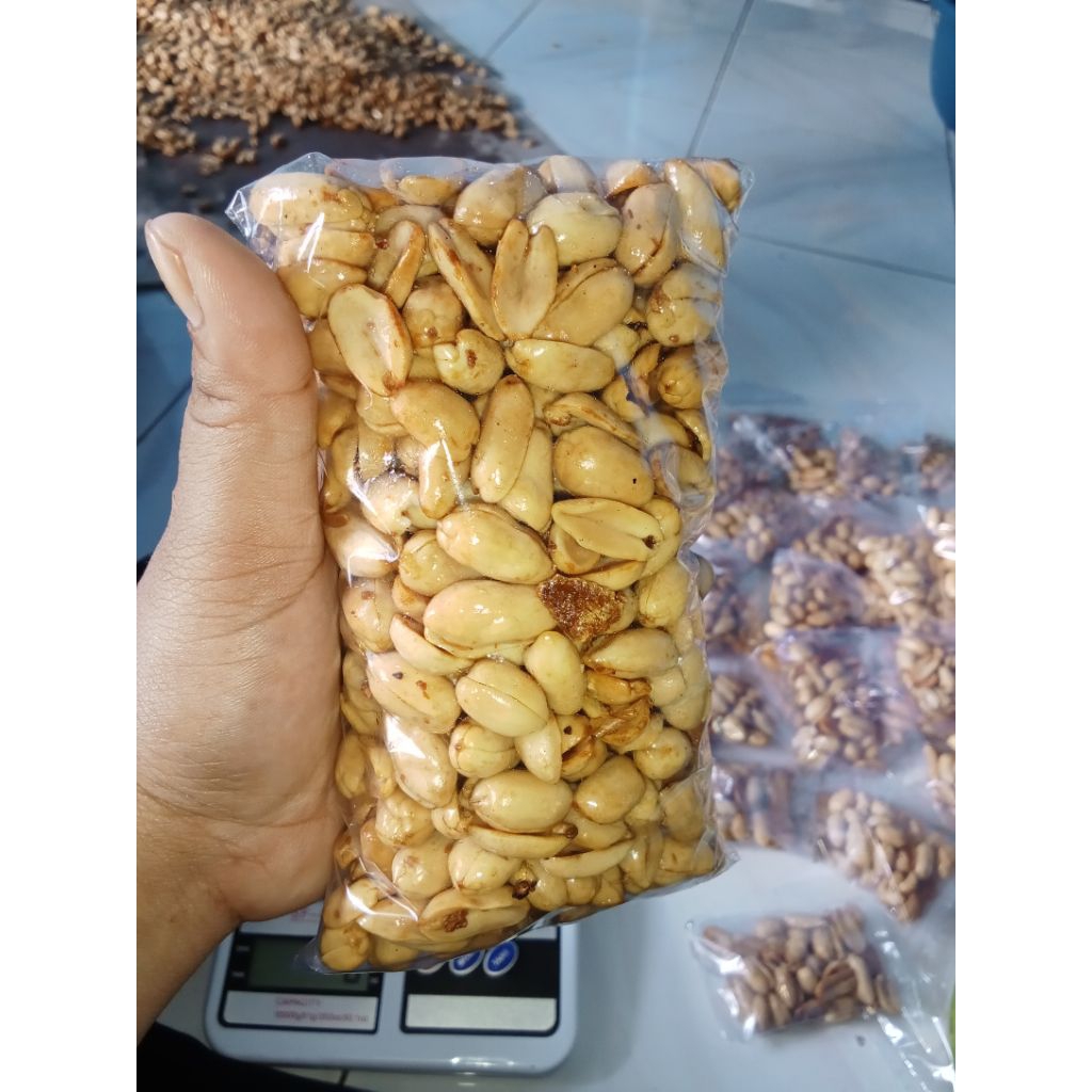 

Cemilan kacang goreng/Kacang bawang putih kualitas 250Gr (gurih) & renyah original