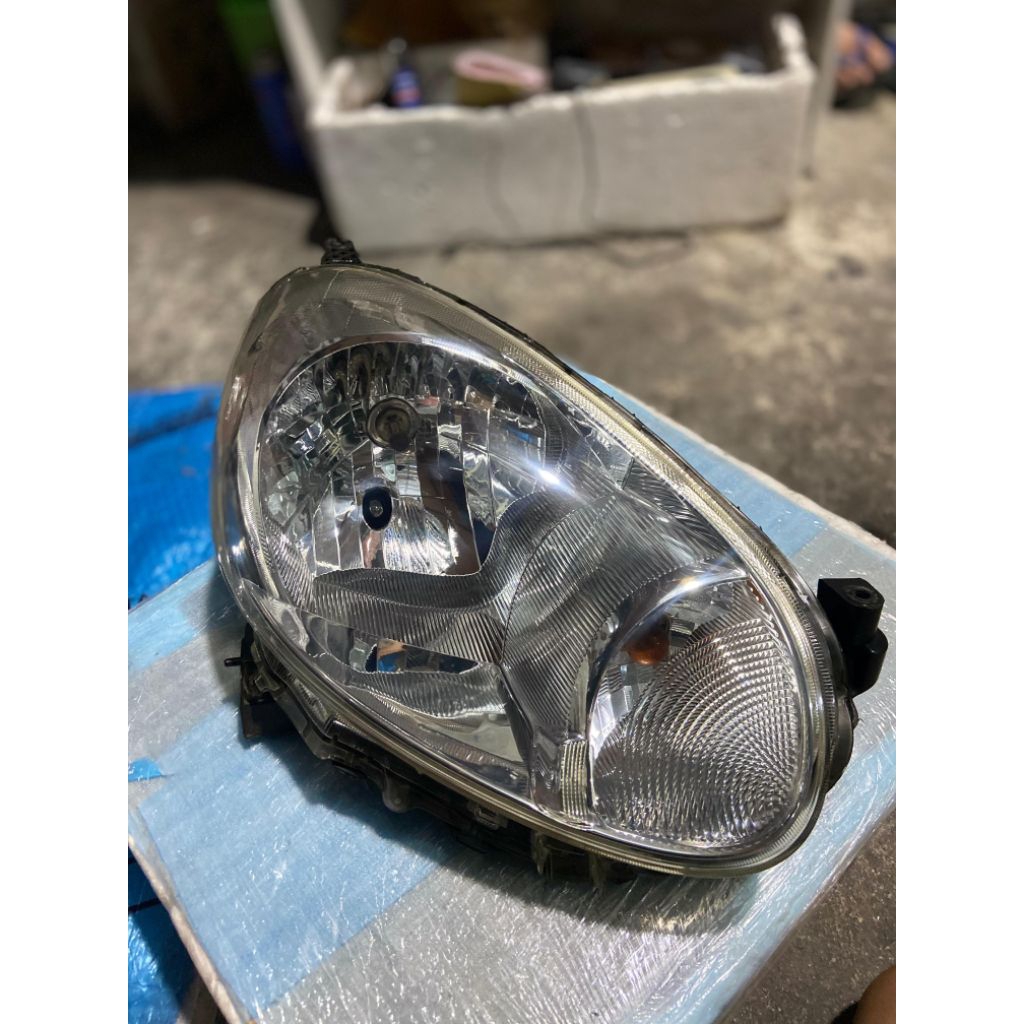 Headlamp Lampu Depan Nissan March 2011 Original Kanan