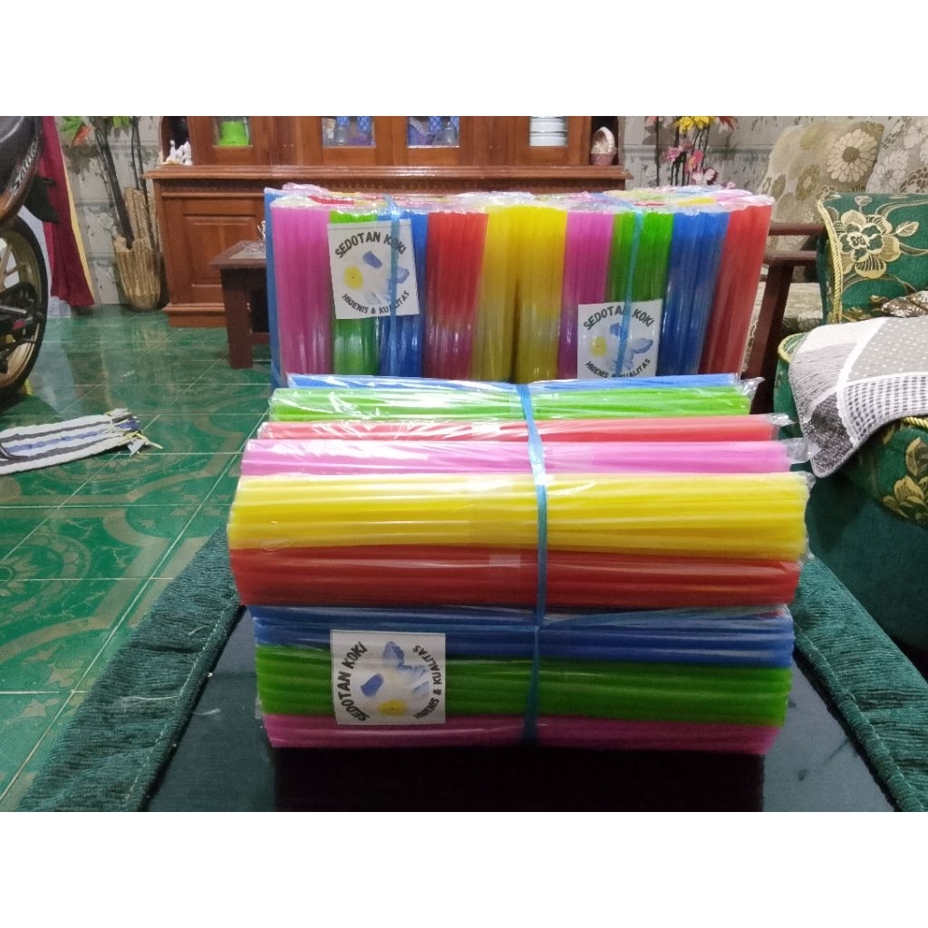sedotan plastik warna warni