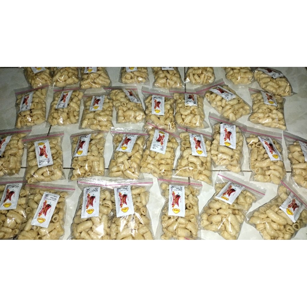

kerupuk makaroni+ saos