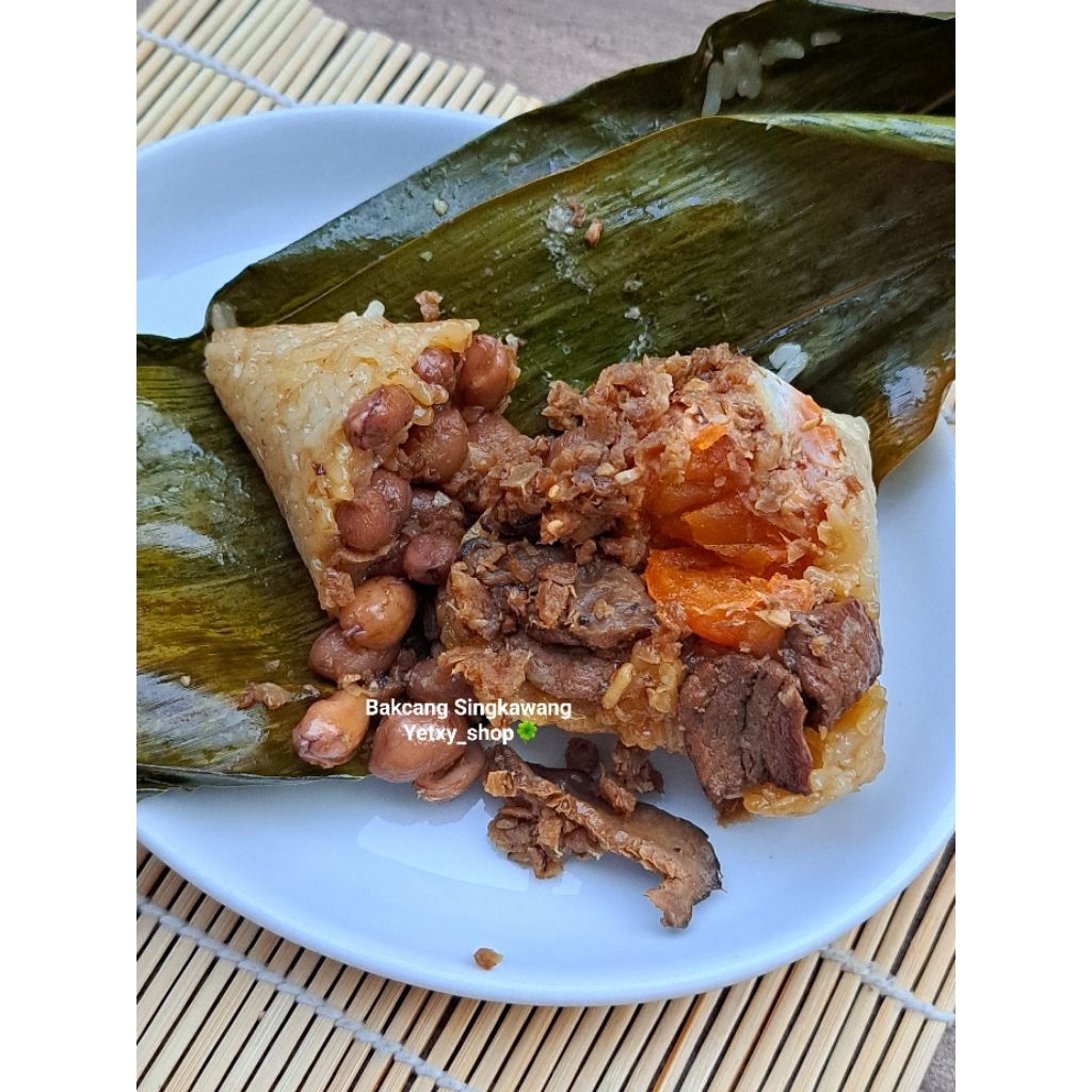 

Bakcang ketan Singkawang/Bakcang Pontianak /Bakcang Kalbar frozen .1 pack isi 2. (Non halal).