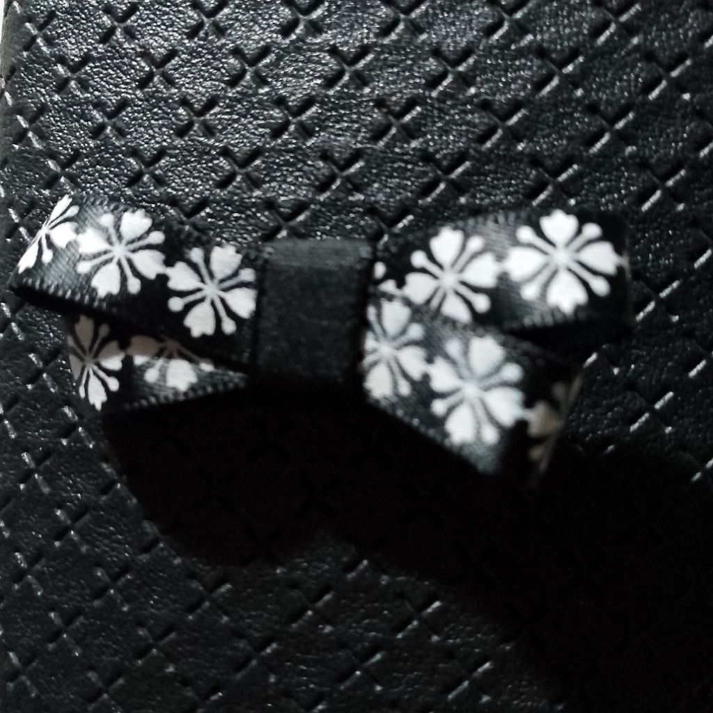 

Pita Hias Hitam Motif Bunga Sakura Putih – Aksesoris Souvenir / Dekorasi / Craft