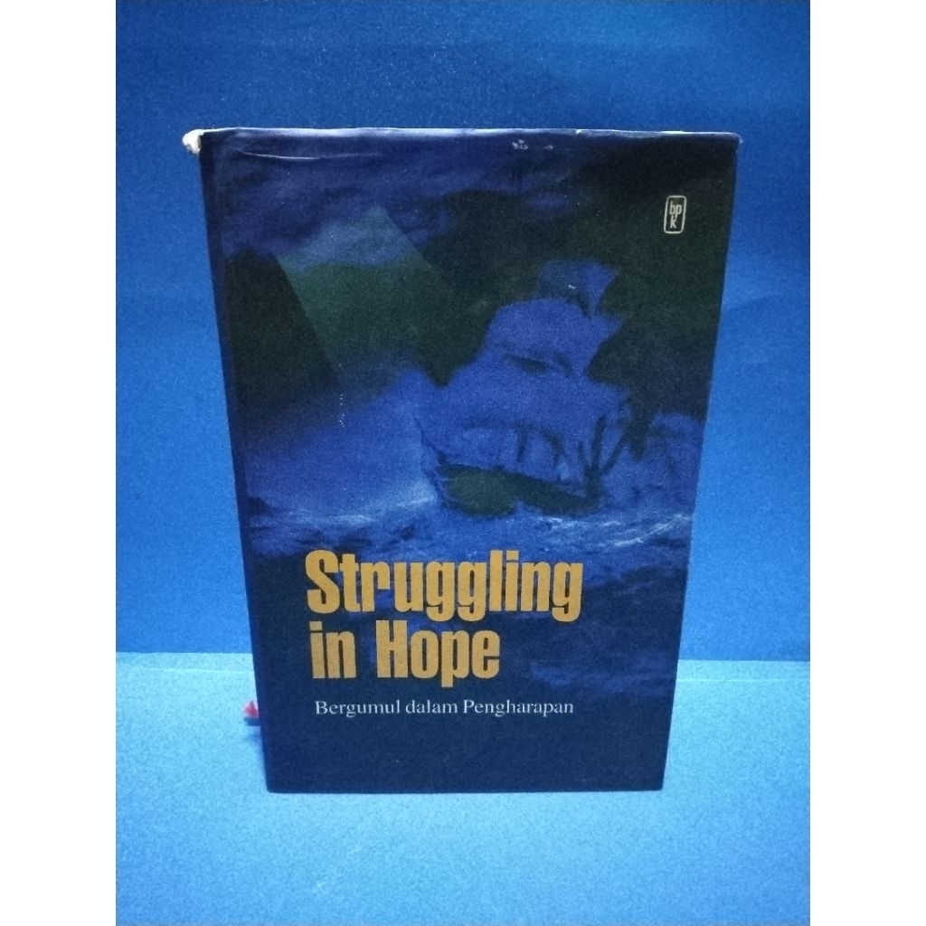 Buku original STRUGGLING IN HOPE BERGUMUL DALAM PENGHARAPAN