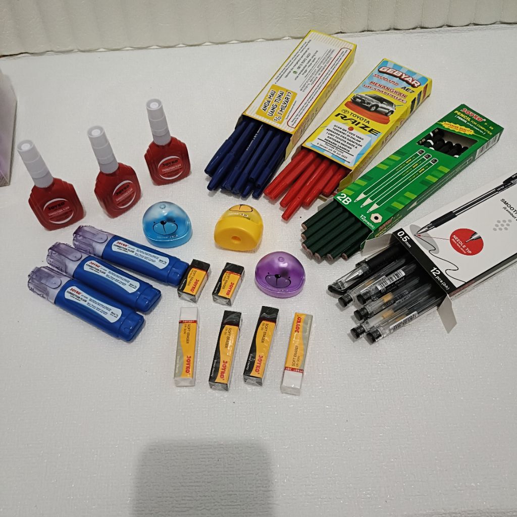 

peralatan tulis sekolah dan kantoran, pensil 2B, pena standart, pulpen gel, penghapus, tip X dan serutan