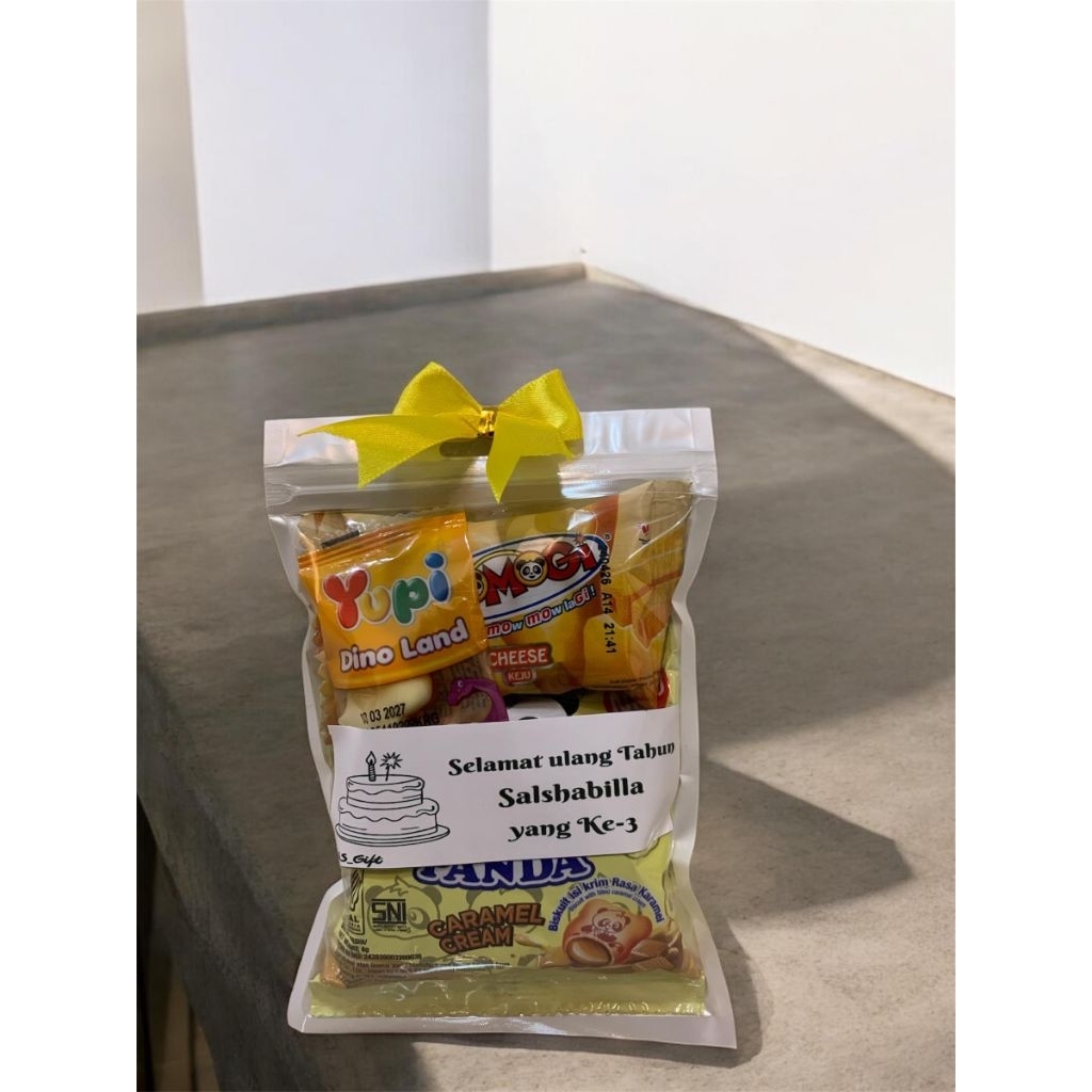 

(PROMO) Mini gift snack KUNING/Mini gift/Mini gift snack/Mini hampers/Hampers snack/mini gift snack termurah