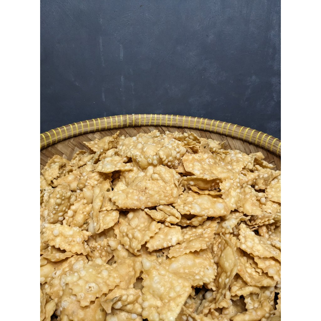 

keripik pangsit bawang cemilah enak murah stok baru