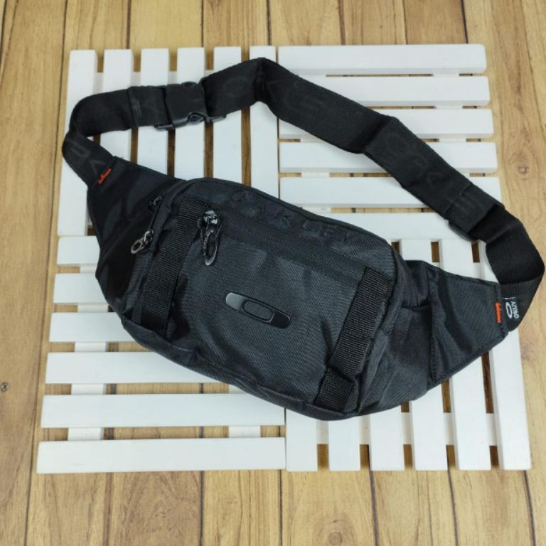 KODE V3O TAS PINGGANG OAKLEY TAS SELEMPANG OAKLEY WAISTBAG OAKLEY TAS OAKLEY SLINGBAG OAKLEY LOGO BE