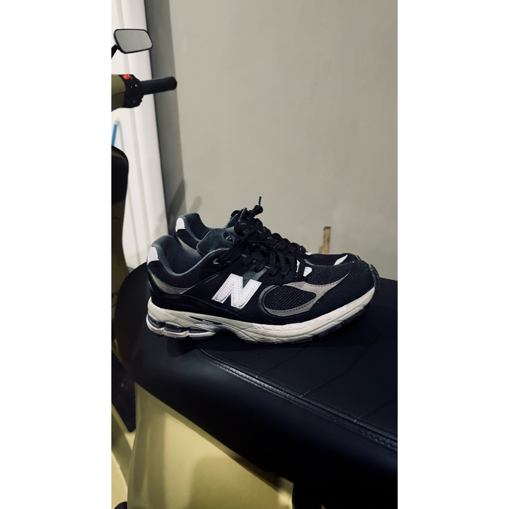 NB 2002R Black size 42/26.5cm. Kondisi second like new lengkap dengan box