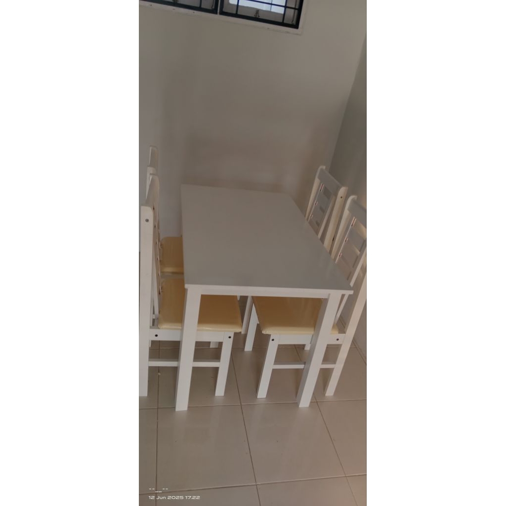 meja makan kayu jok busa 4 kursi