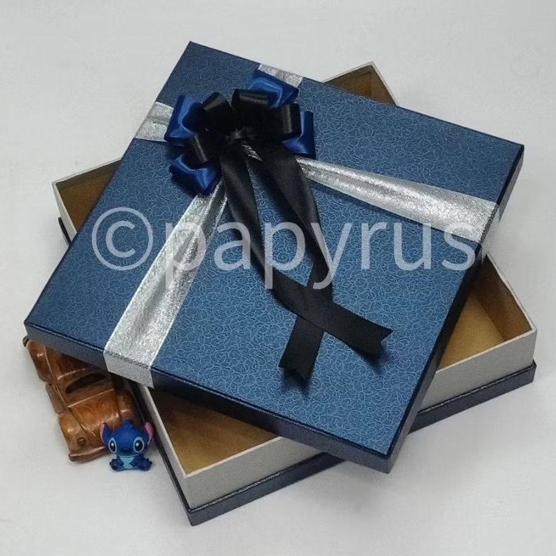 

PAPYRUS Sandwich 30x30 Tinggi 8cm Kotak Kado Gift Box Hadiah V3