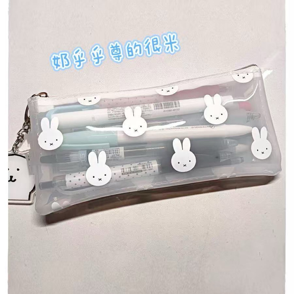 

[PREORDER] Tempat Pensil Transparan Kelinci Lucu – Desain Simpel & Muat Banyak