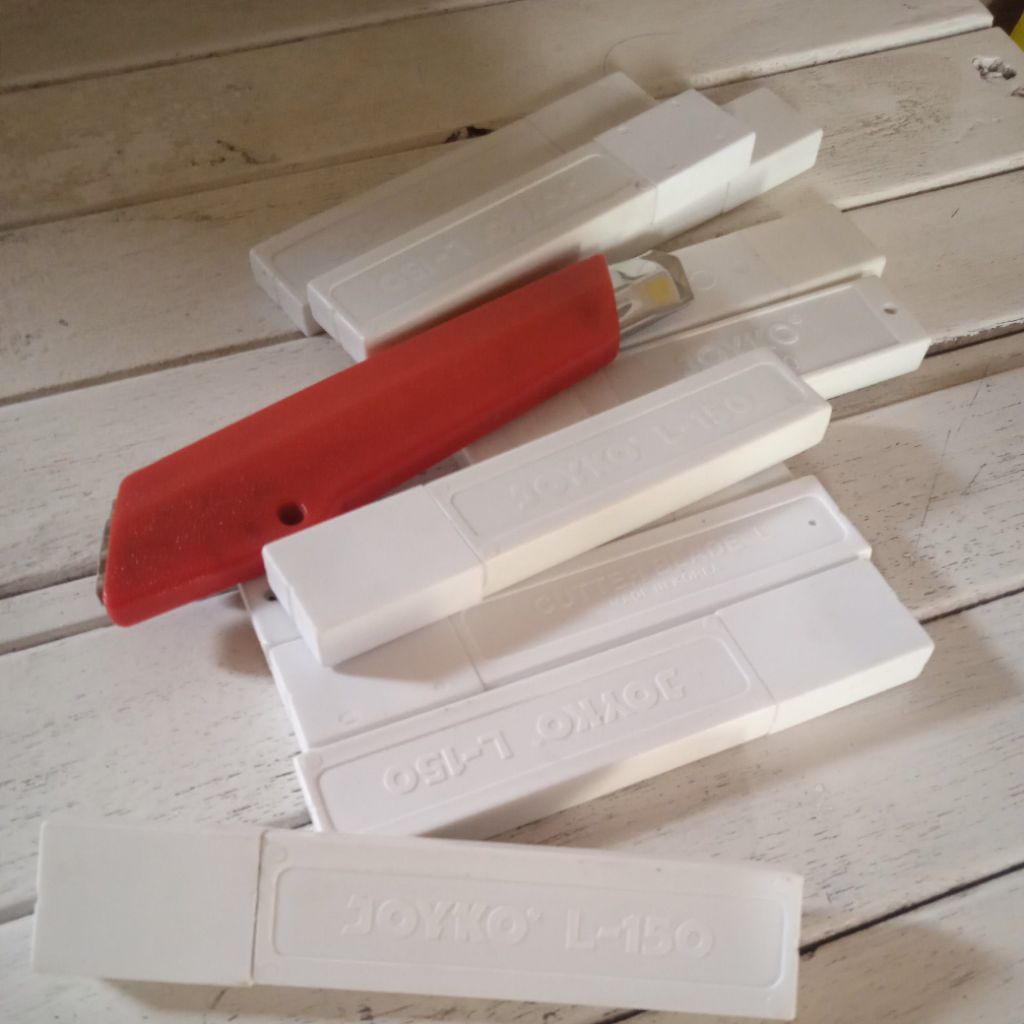 

Isi cutter Joyko besar L-150, Ecer 1 tube isi 5pcs