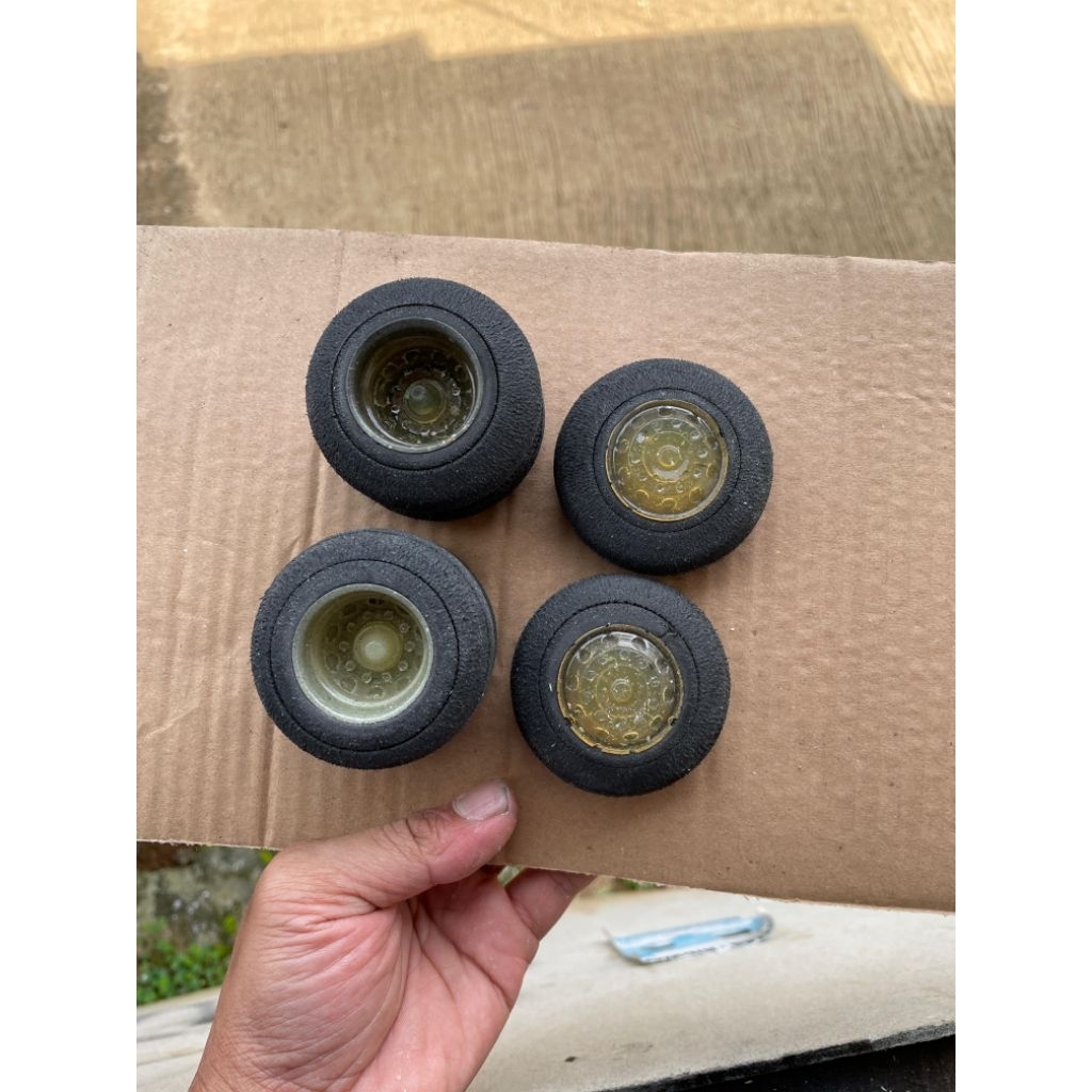 Ban miniatur truk oleng spon velg resin kuat skala 14/12