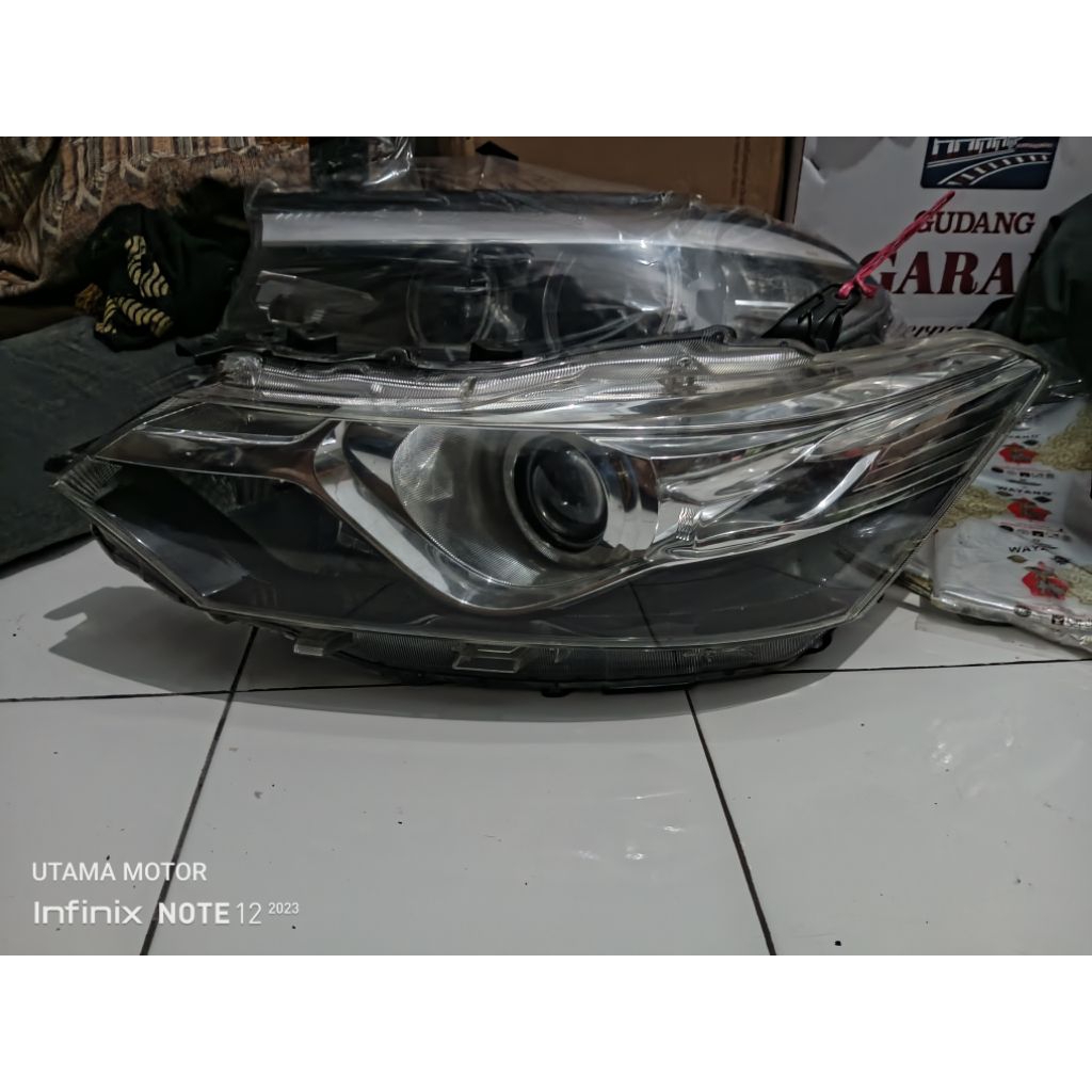 Headlamp lampu depan mobil vios