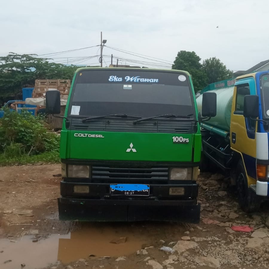 Truk Tanker Air Mitsubishi FUSO Colt Diesel 100PS Bekas Truck Air Bersih