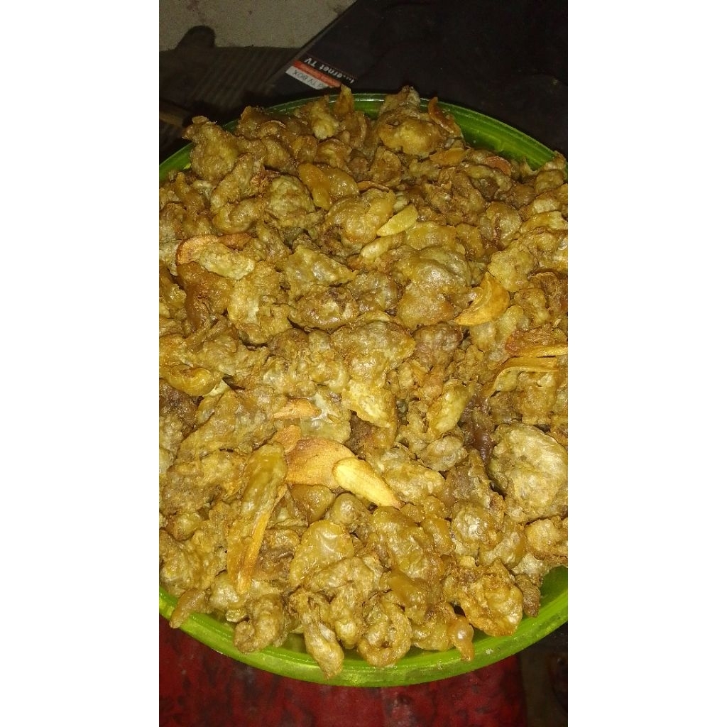 

makanan kulit ayam sudah di goreng kering