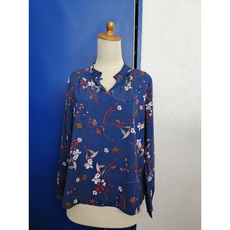 Preloved blouse The Executive motif bunga